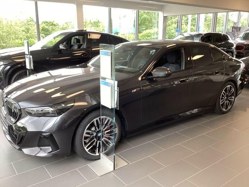 Grau Neu 2025 BMW i5 M Sport Limousine | 96.228 € - Bild 1/4