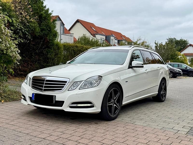 Gebraucht Mercedes E200 138 PS (101 kW) 2011 Weiß Kombi