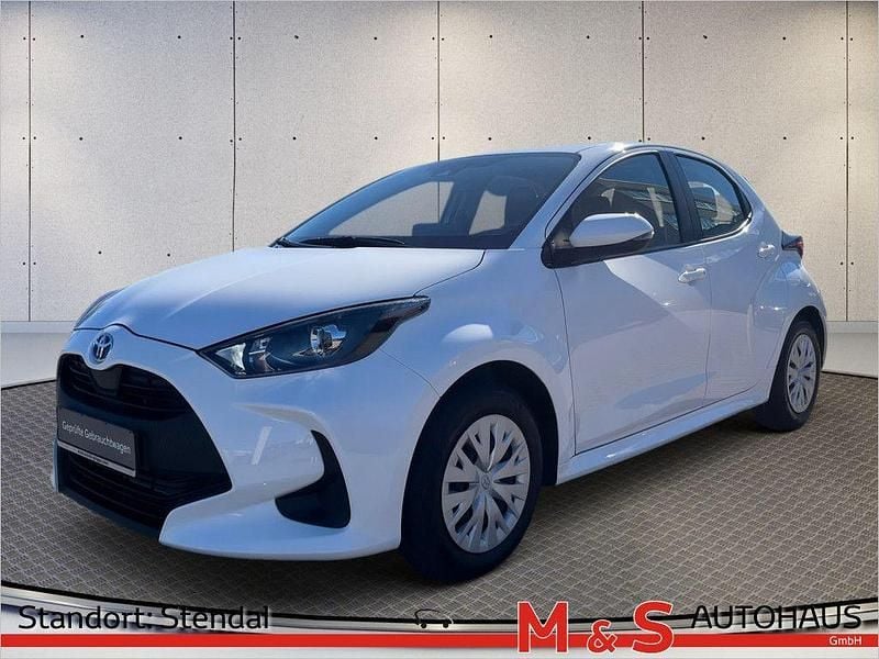 Weiß Gebraucht 2021 Toyota Yaris Hybrid Comfort Limousine | 16.940 € (Guter Preis) - Bild 1/4