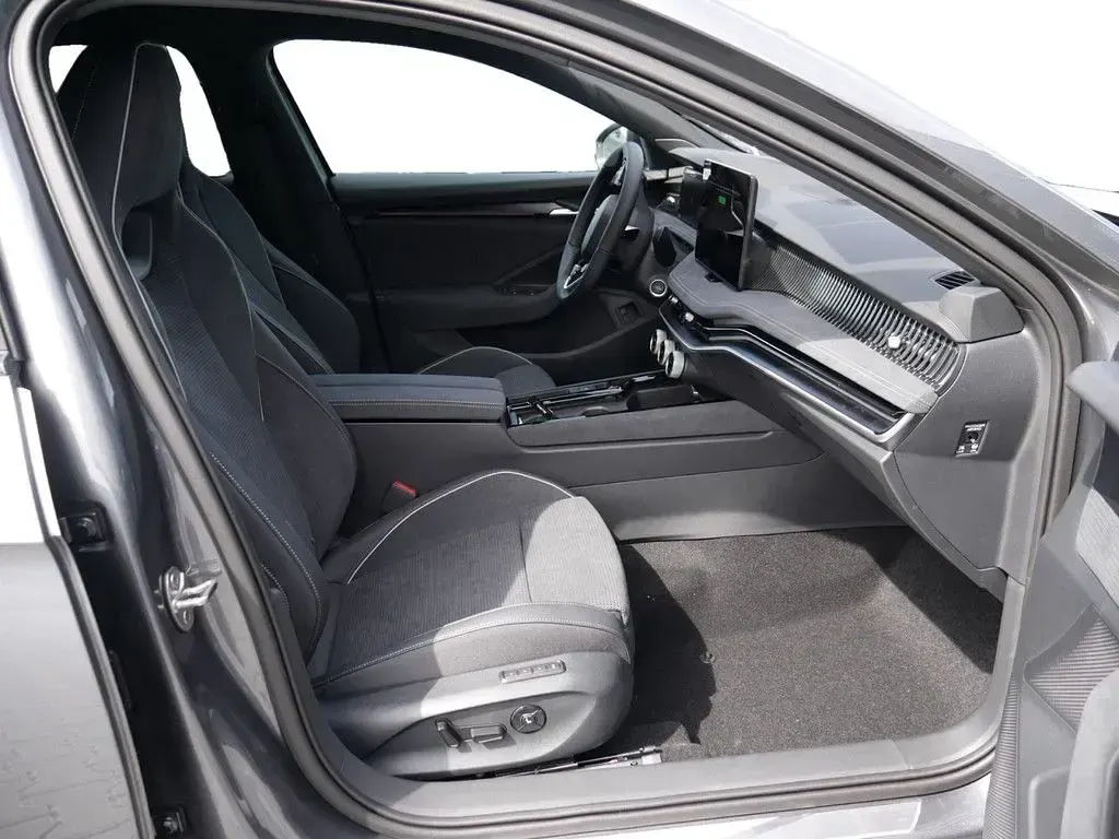 Neu Skoda Superb SportLine 204 PS (150 kW) 2026 Grau Limousine