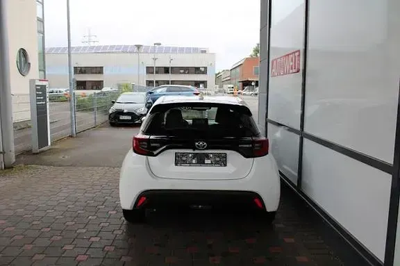 Gebraucht Toyota Yaris Basis 116 PS (85 kW) 2022 Schneeweiß Kleinwagen