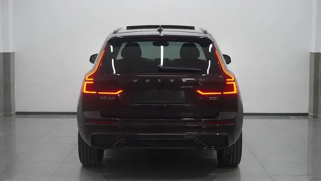 Gebraucht Volvo XC60 Plus 250 PS (183 kW) 2025 Rot SUV
