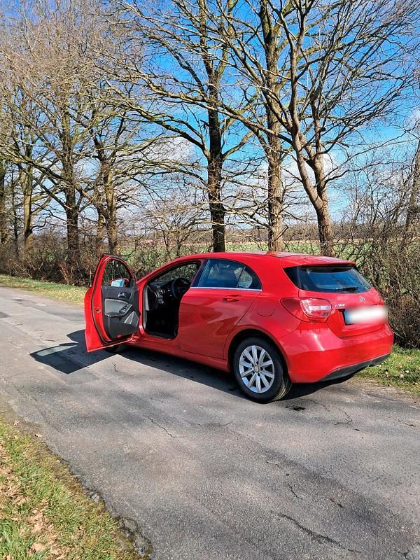 Gebraucht Mercedes A180 122 PS (89 kW) 2013 Rot Limousine