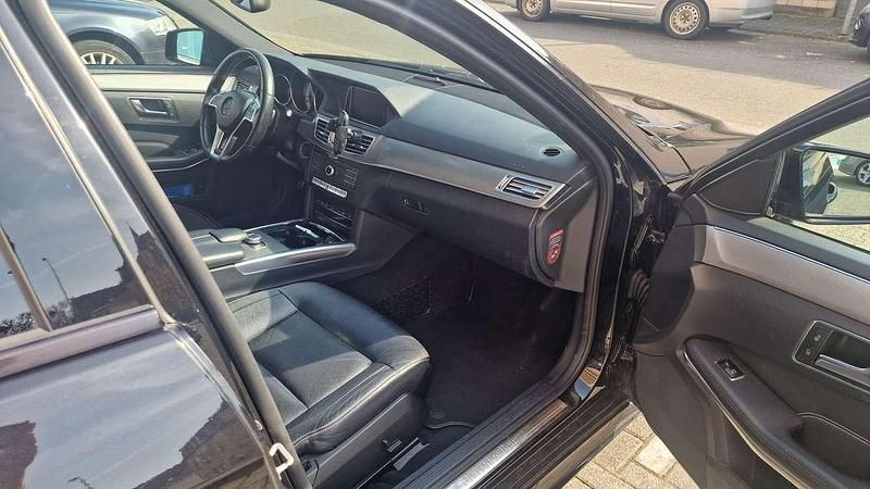Gebraucht Mercedes E350 Avantgarde 258 PS (189 kW) 2015 Schwarz Limousine