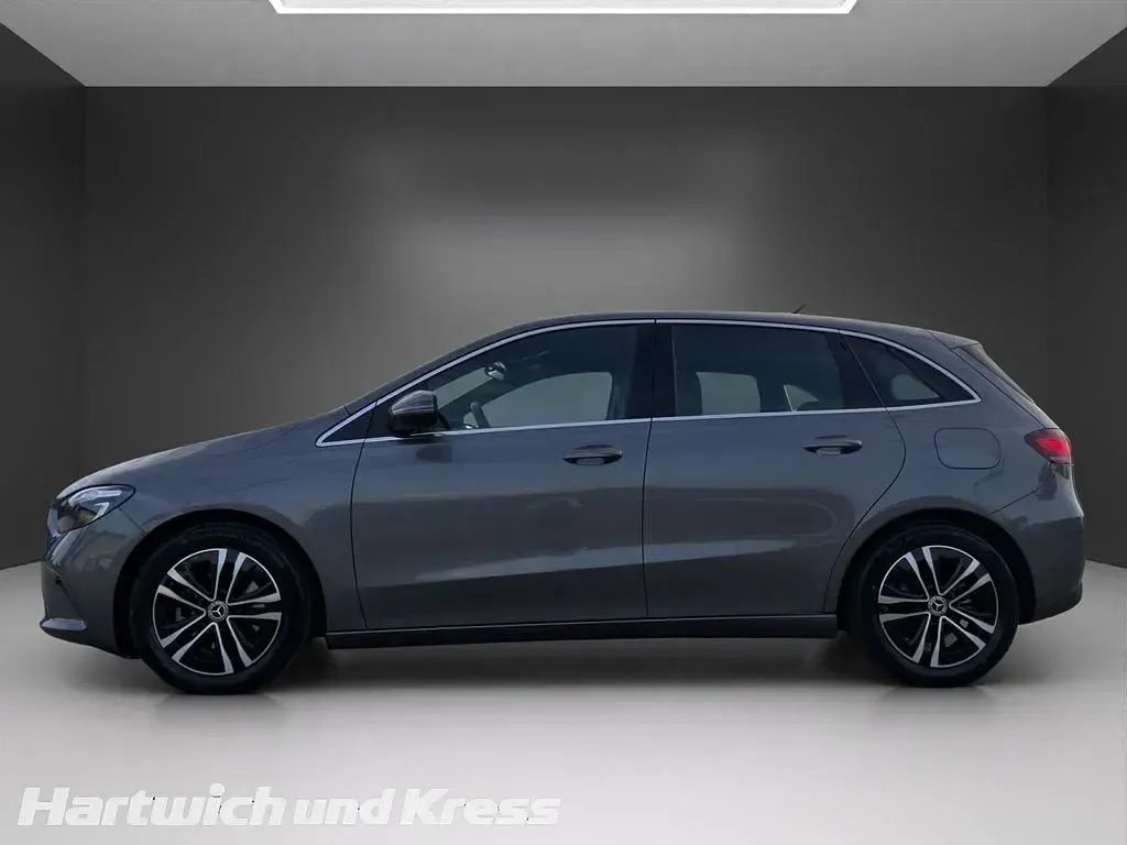 Gebraucht Mercedes B200 Advanced 150 PS (110 kW) 2025 Mountaingrau  met. Kleinwagen