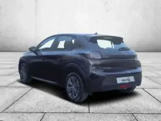 Gebraucht Peugeot e-208 Active 100 kW (136 PS) 2022 Perla nera schwarz metallic Kleinwagen
