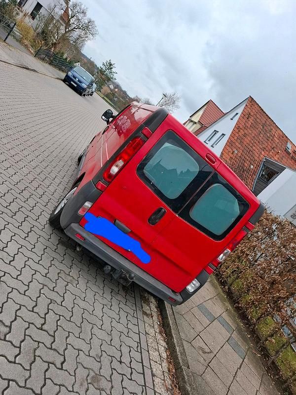 Gebraucht Nissan Primastar 115 PS (84 kW) 2011 Rot Van / Kleinbus