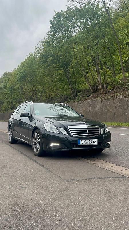 Schwarz Gebraucht 2009 Mercedes E350 Avantgarde Kombi | 9.999 € (Fairer Preis) - Bild 1/4