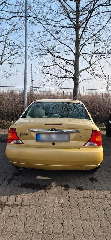 Gebraucht Ford Focus 101 PS (74 kW) 2000 Gold Limousine