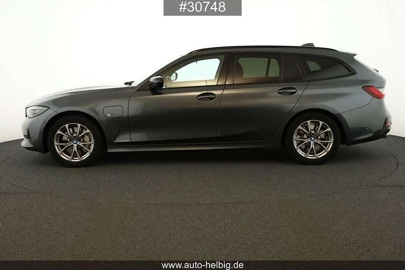 Gebraucht BMW 330e Sport Line 252 PS (185 kW) 2022 Mineralgrau metallic Kombi