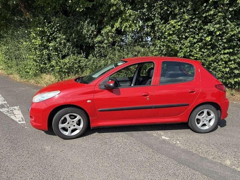 Rot Gebraucht 2009 Peugeot 206+ Kleinwagen | 1.150 € - Bild 1/4