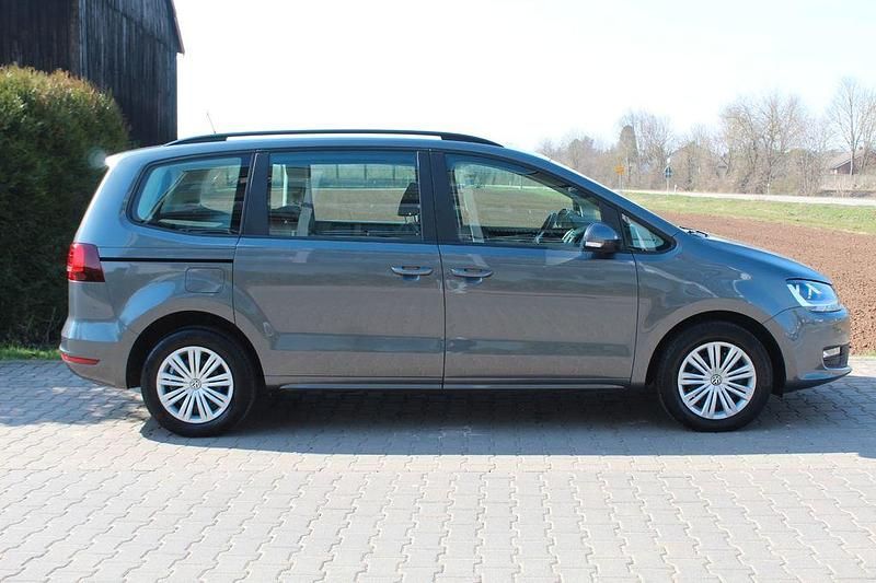 Gebraucht VW Sharan Trendline 150 PS (110 kW) 2017 Grau Van / Kleinbus