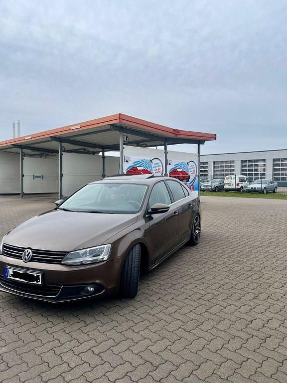 Gebraucht VW Jetta Highline 140 PS (102 kW) 2012 Braun Limousine
