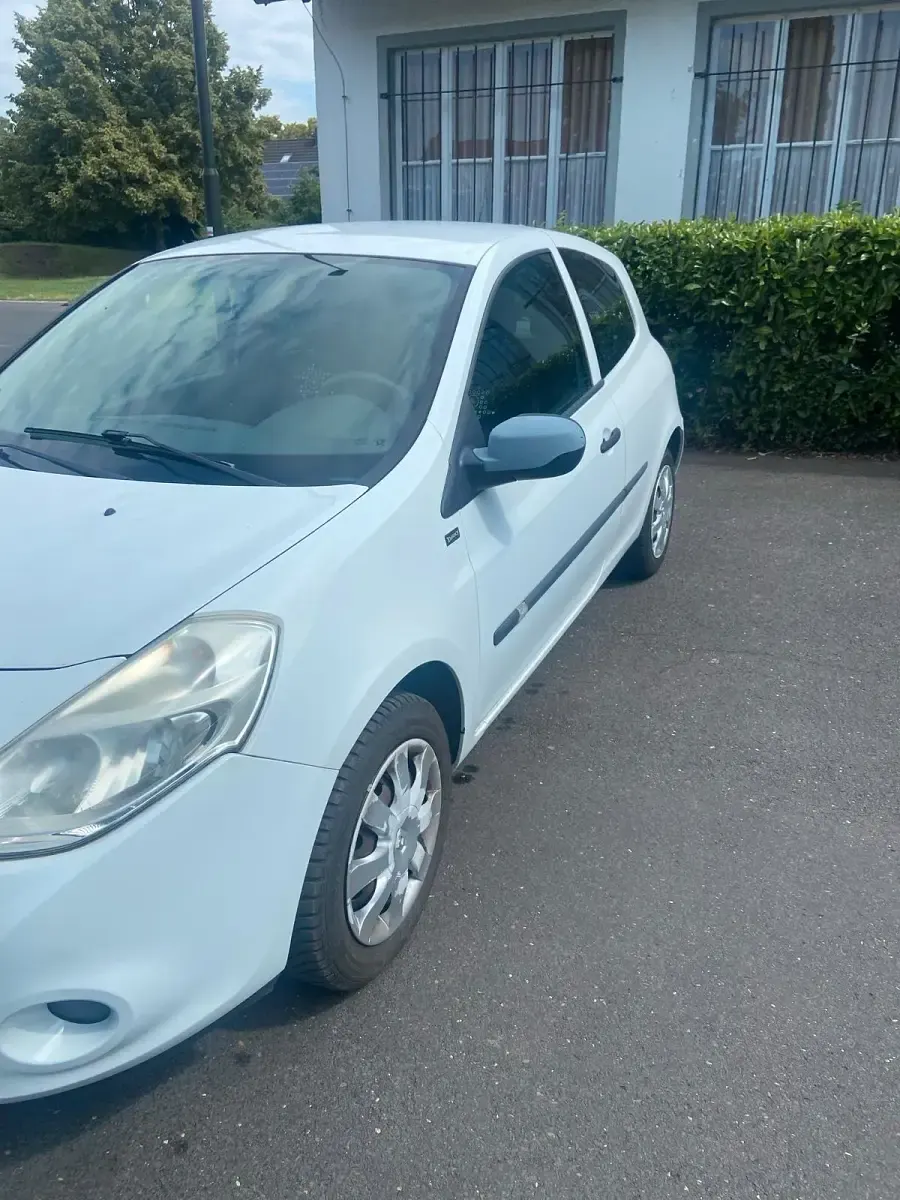 Gebraucht Renault Clio III 75 PS (55 kW) 2012 Weiß Kleinwagen
