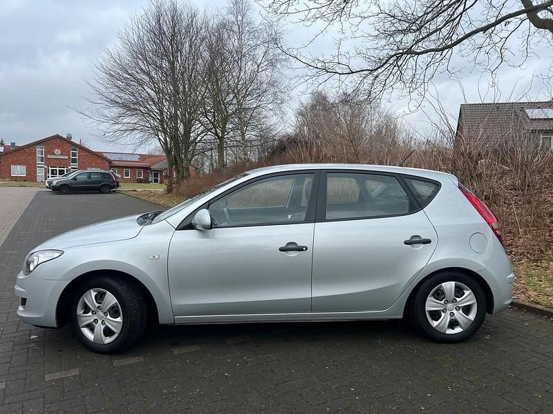 Gebraucht Hyundai i30 109 PS (80 kW) 2010 Silber Kleinwagen