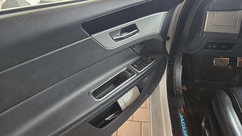 Weiß Gebraucht 2020 Jaguar XF Pure Limousine | 19.999 € (Etwas zu teuer) - Bild 1/4