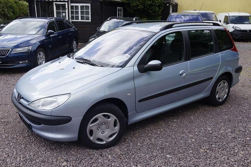 Grau Gebraucht 2003 Peugeot 206 Filou Kombi | 2.999 € (Teuer) - Bild 1/4
