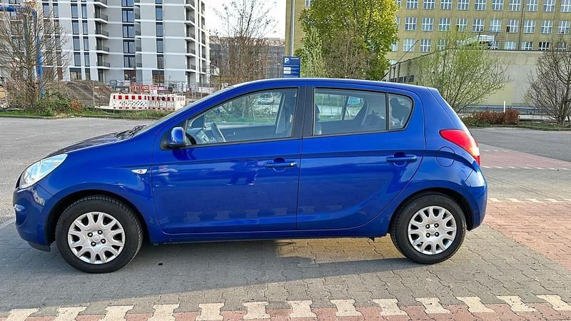 Gebraucht Hyundai i20 77 PS (56 kW) 2012 Blau Kleinwagen