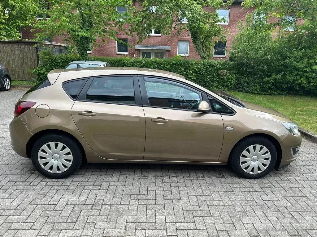 Gebraucht Opel Astra 165 PS (121 kW) 2013 Gold Limousine