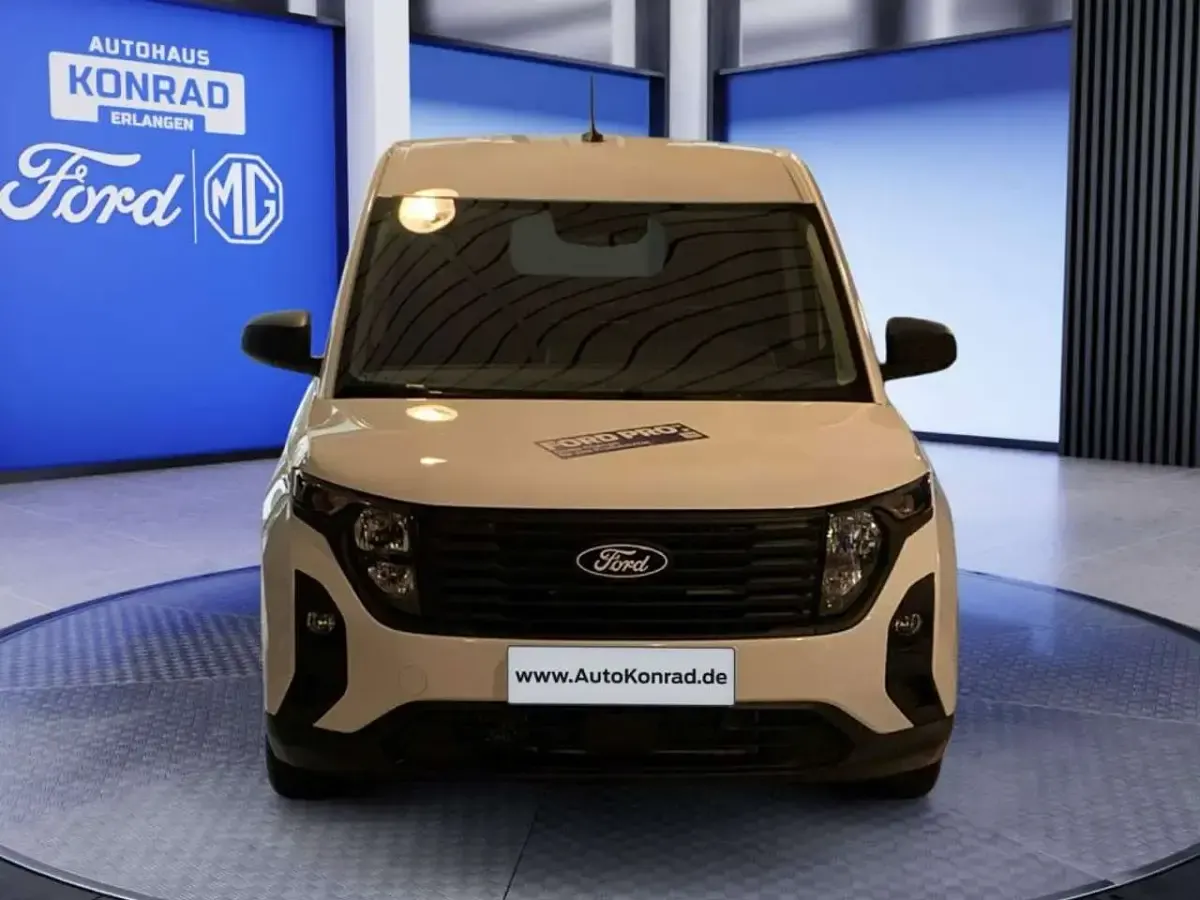 Käytetty Ford Transit Trend 101 HP (74 kW) 2024 Valkoinen Tila-auto
