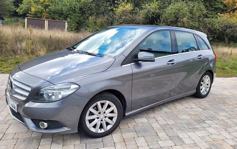 Grau Gebraucht 2014 Mercedes B180 Van / Kleinbus | 8.300 € (Superpreis) - Bild 1/4