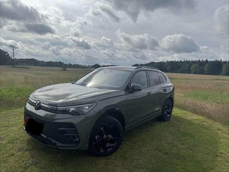 Grün Gebraucht 2024 VW Tiguan R-line SUV | 42.399 € (Etwas zu teuer) - Bild 1/4