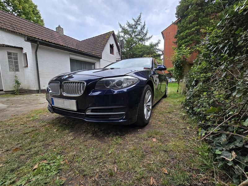 Blau Gebraucht 2015 BMW 518 Limousine | 10.900 € (Fairer Preis) - Bild 1/4