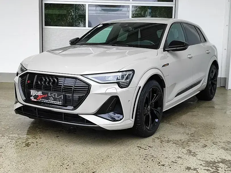 Second-hand Audi e-tron Ambiente 369 kW (503 CP) 2022 Bej SUV