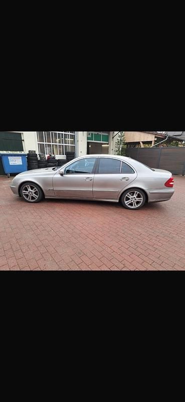 Silber Gebraucht 2004 Mercedes E320 Limousine | 3.000 € (Guter Preis) - Bild 1/4