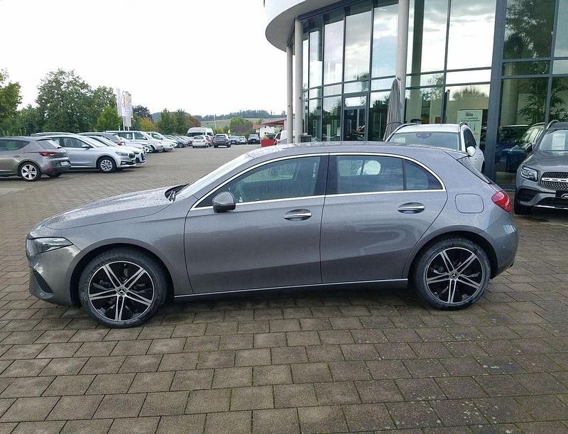 Gebraucht Mercedes A250 163 PS (119 kW) 2024 Metalliclack mountaingrau Limousine
