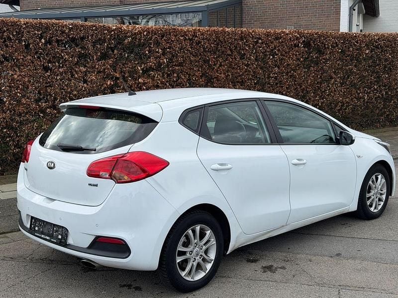 Gebraucht Kia Ceed Edition 7 90 PS (66 kW) 2013 Weiß Kleinwagen