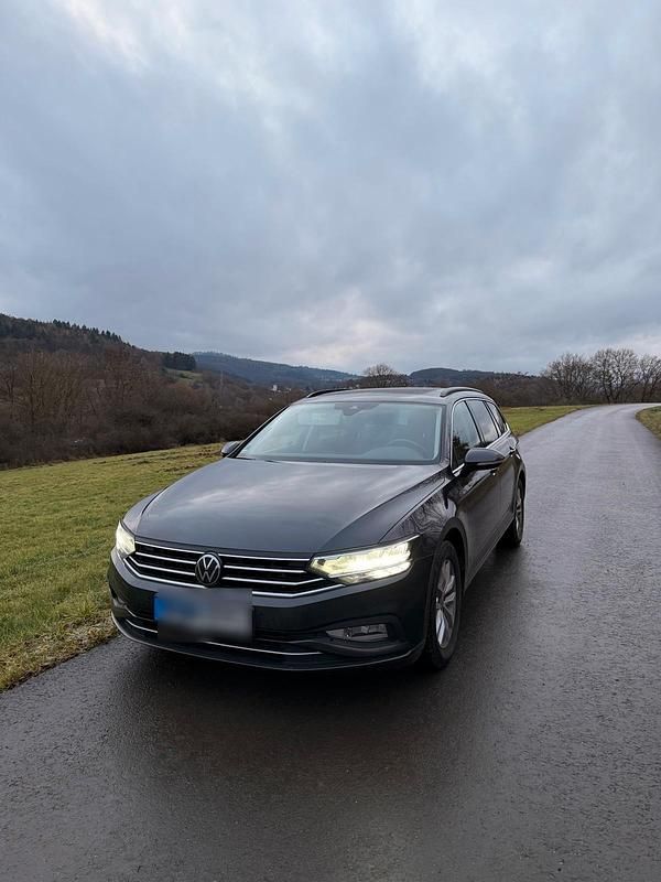 Grau Gebraucht 2023 VW Passat Kombi | 24.990 € (Guter Preis) - Bild 1/4
