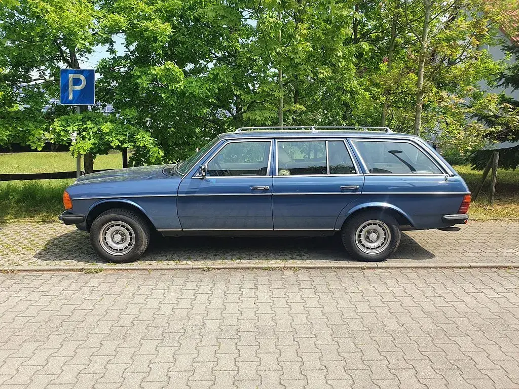 Gebraucht Mercedes 230 136 PS (100 kW) 1982 Blau Limousine