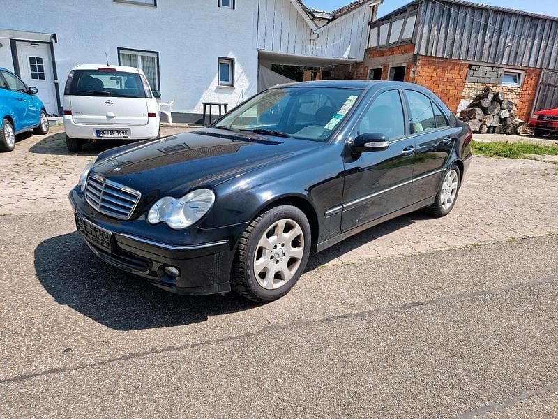 Schwarz Gebraucht 2006 Mercedes C220 Limousine | 2.900 € - Bild 1/4