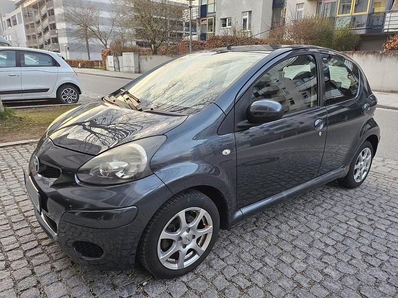 Gebraucht Toyota Aygo 68 PS (50 kW) 2009 Grau Kleinwagen