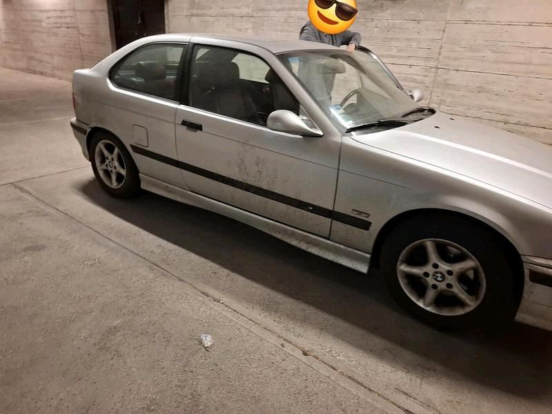 Gebraucht BMW 323 95 PS (69 kW) 1998 Silber Limousine