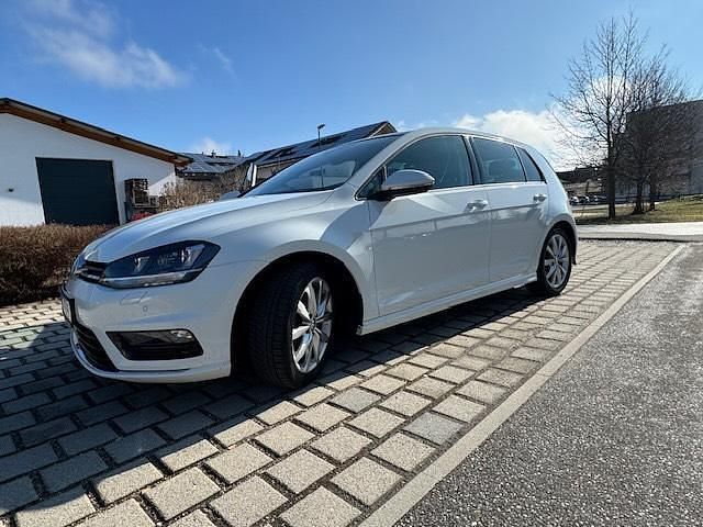 Weiß Gebraucht 2016 VW Golf VII Highline Limousine | 13.750 € (Fairer Preis) - Bild 1/4