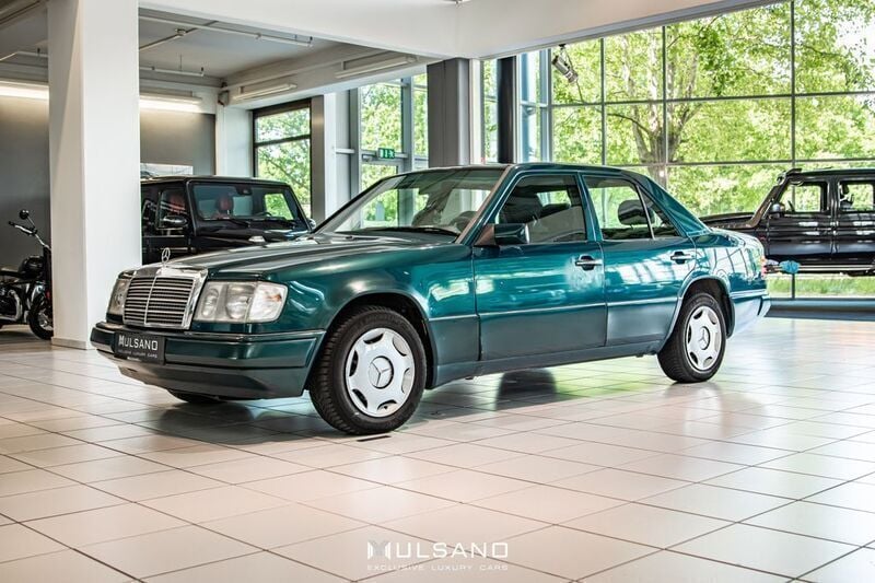 Grün Gebraucht 1988 Mercedes E230 Limousine | 6.300 € - Bild 1/4