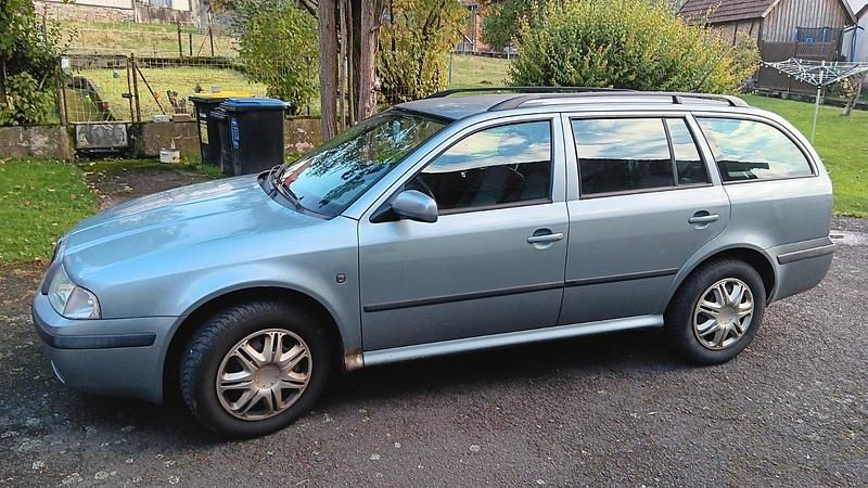 Grau Gebraucht 2003 Skoda Octavia Kombi | 950 € (Fairer Preis) - Bild 1/4