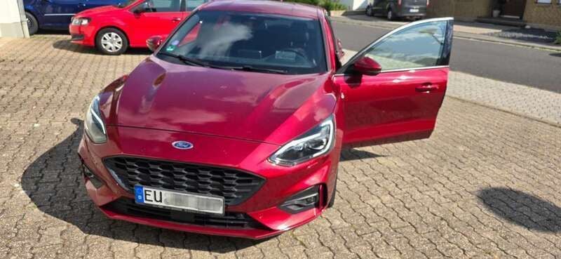Rot Gebraucht 2018 Ford Focus ST-Line Limousine | 8.500 € (Guter Preis) - Bild 1/4