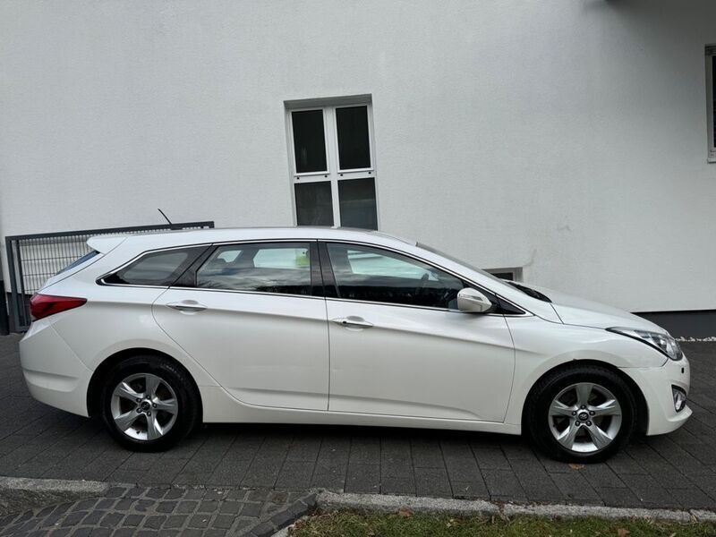 Weiß Gebraucht 2013 Hyundai i40 Comfort Kombi | 5.300 € (Superpreis) - Bild 1/4