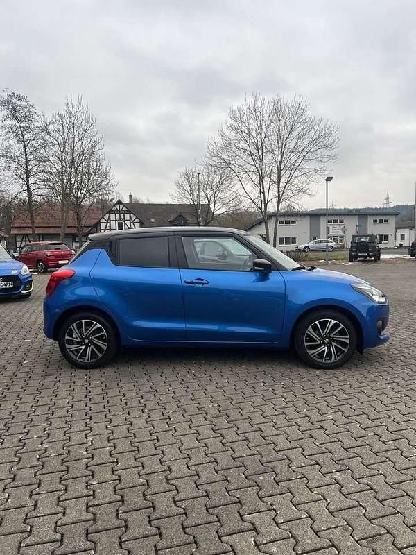 Gebraucht Suzuki Swift Comfort+ 83 PS (61 kW) 2022 Speedy/super black pearl met. Kleinwagen