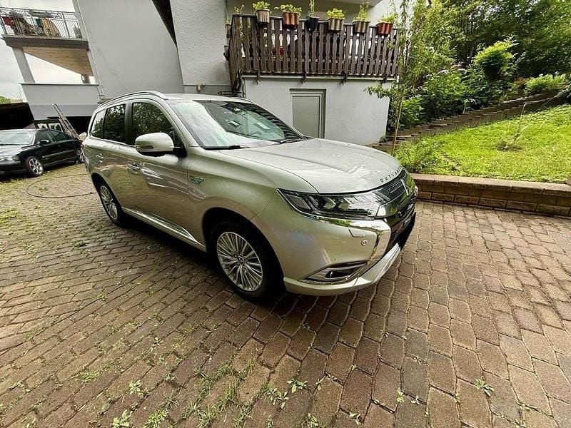 Gebraucht 2019 Mitsubishi Outlander P-HEV Plus SUV | 21.900 € (Fairer Preis) - Bild 1/4