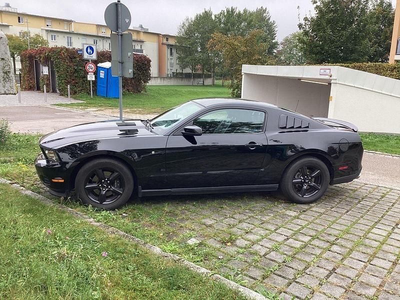 Second-hand Ford Mustang 305 CP (224 kW) 2011 Negru Coupe