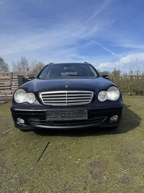 Second-hand Mercedes C200 Classic 122 CP (89 kW) 2004 Negru Break