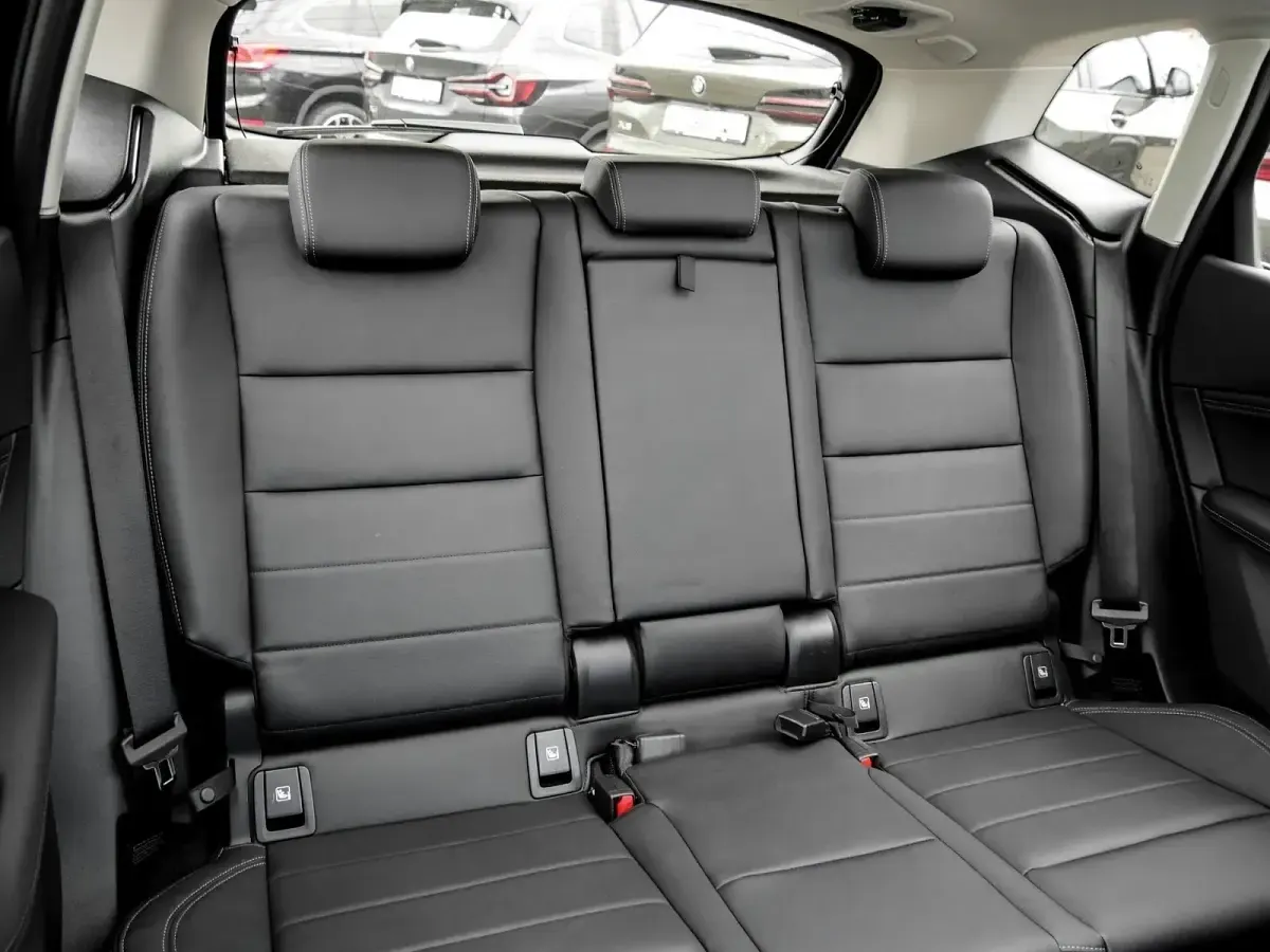 Gebraucht BMW 223 Active Tourer Luxury Line 204 PS (150 kW) 2023 Rot Van / Kleinbus