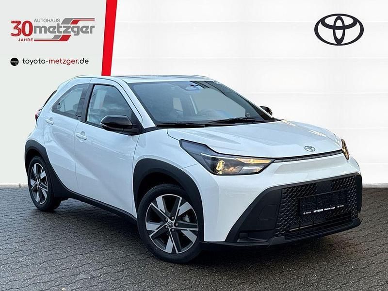 Weiss Neu 2025 Toyota Aygo X Active SUV | 20.990 € - Bild 1/4