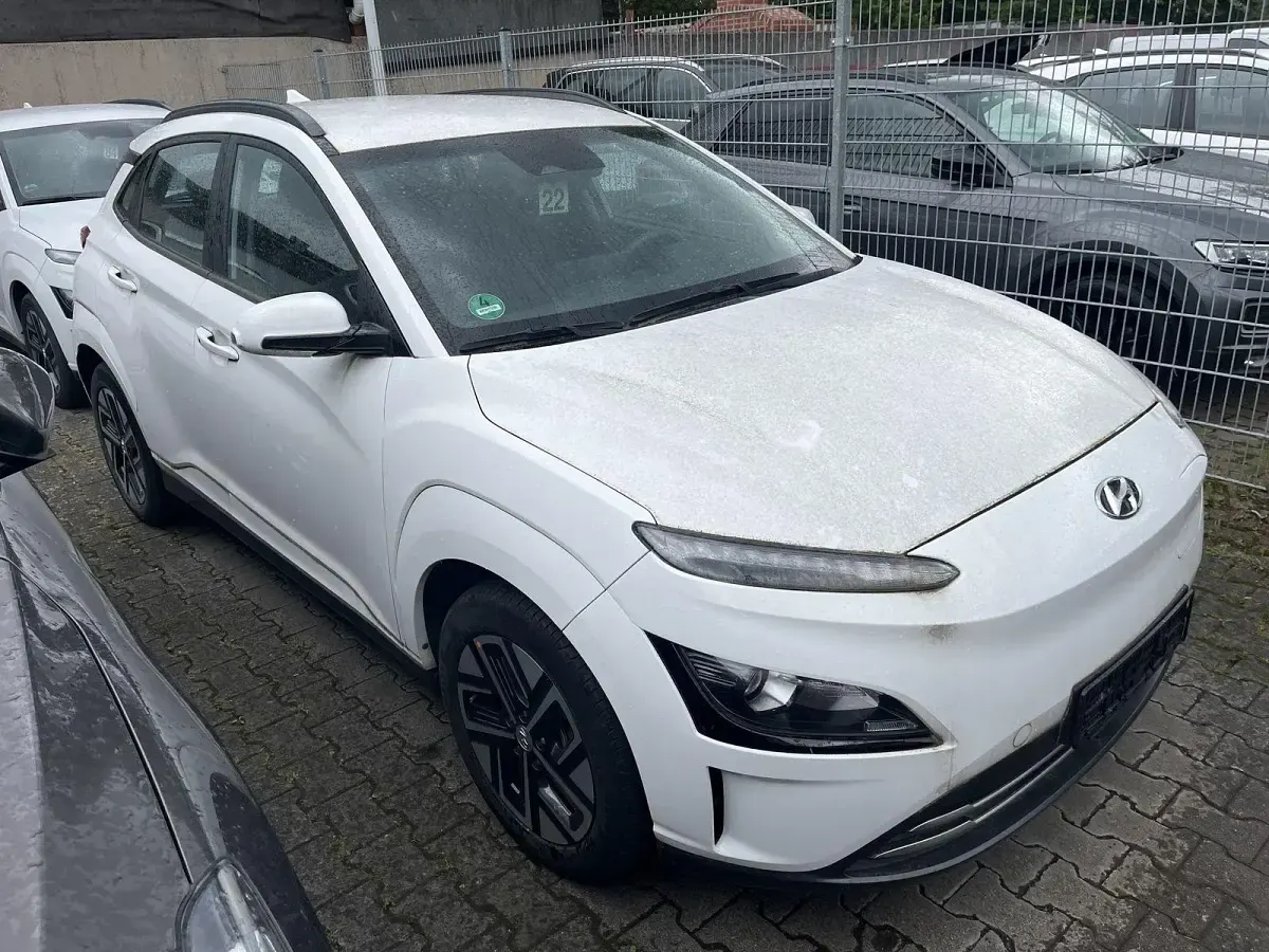 Gebraucht Hyundai Kona Select 100 kW (136 PS) 2022 Weiß SUV