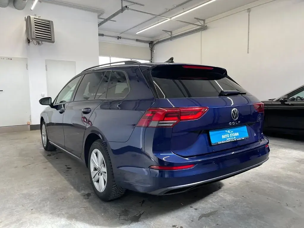 Gebraucht VW Golf VIII Life 116 PS (85 kW) 2023 Atlantik blue metallic Kombi