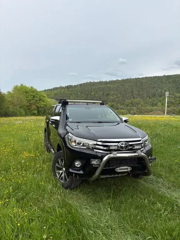 Używany Toyota HiLux 150 KM (110 kW) 2017 Czarny Pickup